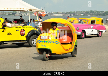 Coco-taxi dans la vieille ville Habana Vieja, La Havane, Cuba, Caraïbes Banque D'Images