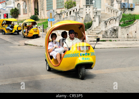 Coco-taxi dans la vieille ville Habana Vieja, La Havane, Cuba, Caraïbes Banque D'Images