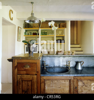 Luberon mas rénovation avec bar zinc sauvé d'un incendie dans le Lacoste's Café Banque D'Images