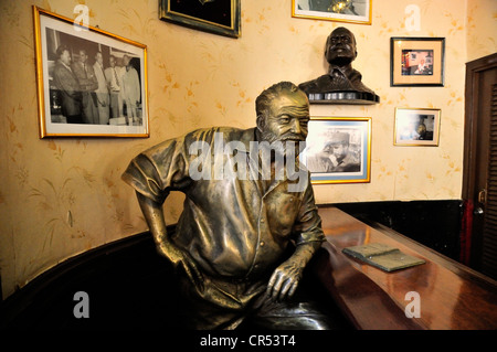 Statue en bronze d'Ernest Hemingway dans les Bar Floridita, Hemingway's bar favori dans la vieille ville Habana Vieja, La Havane, Cuba Banque D'Images