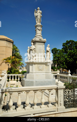 Statue d'un ange sur l'une des tombes du cimetière monumental, Colon, Cementerio Cristóbal Colón, nommé d'après Christopher Columbus Banque D'Images