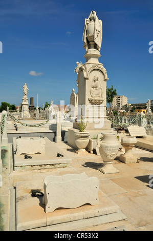 Statue d'un ange sur l'une des tombes du cimetière monumental, Colon, Cementerio Cristóbal Colón, nommé d'après Christopher Columbus Banque D'Images