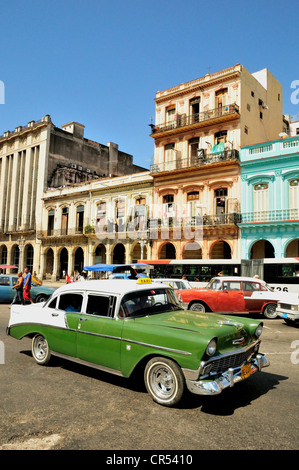 Vintage car en face de bâtiments aux façades colorées, Habana Vieja, La Vieille Havane, La Havane, Cuba, Caraïbes Banque D'Images