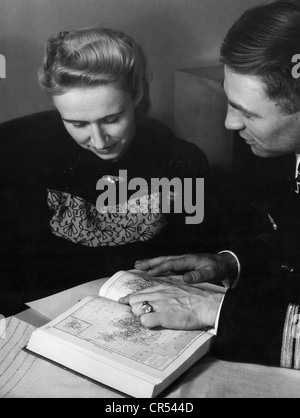 Prien, Guenther, 16.1.1908 - 7.3.1941, officier de marine allemand, commandant du sous-marin U-47, montrant à sa femme Ingeborg la voie qu'il a empruntée pour attaquer la base navale britannique de Scapaa Flow, Kiel, Allemagne, fin 1939, Banque D'Images