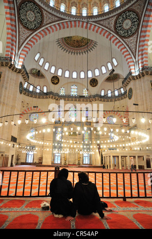 Des fidèles dans la mosquée du Sultan Soliman, Istanbul, Turquie, Europe Banque D'Images