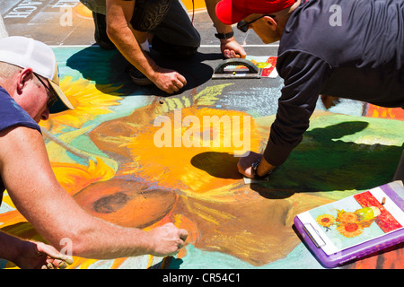 Dessin à la craie sur les artistes faisant du pavé de "Santa Barbara" en Californie Banque D'Images