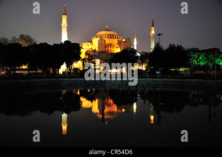 Sainte-sophie ou Sainte-sophie, une fois qu'une église byzantine, plus tard une mosquée et maintenant un musée, dans la dernière lumière du jour, Istanbul Banque D'Images