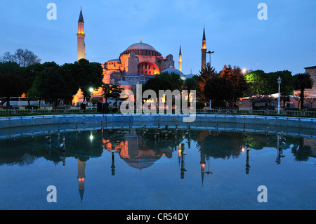 Sainte-sophie ou Sainte-sophie, une fois qu'une église byzantine, plus tard une mosquée et maintenant un musée, dans la dernière lumière du jour, Istanbul Banque D'Images