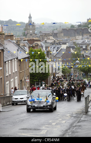 La bande, cornet et supporters suivre derrière Cornet à la Lande de Lass Hawick Common-Riding au cours de la ville frontière, Ecosse Banque D'Images