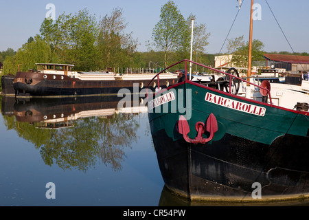 France, Seine et Marne, St Mammes, péniche amarrée sur le Canal du Loing Banque D'Images