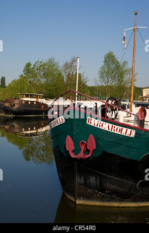 France, Seine et Marne, St Mammes, péniche amarrée sur le Canal du Loing Banque D'Images