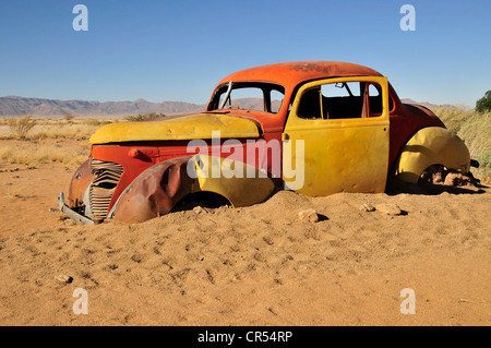 Vieille voiture dans le sable du désert du Namib, au solitaire, Namibie, Afrique du Sud Banque D'Images