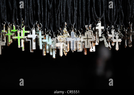 Les crucifix, pendentifs à un étal proposant des produits chrétiens, quartier chrétien de Youhanabad, Lahore, Punjab, Pakistan, Asie Banque D'Images