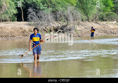 Jeune homme de la tribu des Indiens Wichi indigènes de la pêche au filet traditionnel dans le fleuve Pilcomayo Banque D'Images