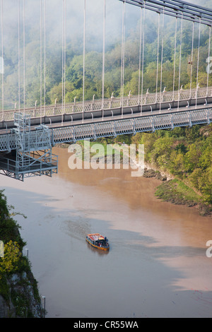 Un traversier fait son chemin jusqu'à la Gorge d'Avon sur la marée au petit matin de Brunel ci-dessous vue Clifton Suspension Bridge Banque D'Images