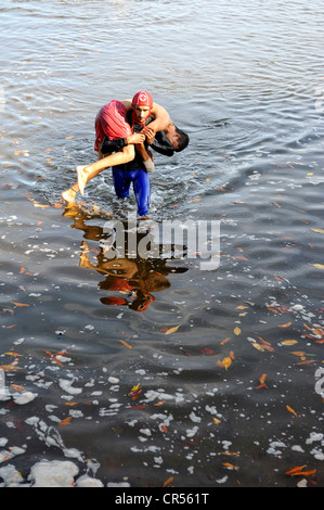 Sauveteur de la Croix-Rouge s'exercer dans la Bahia de Jiquilisco Bay, une simulation de sauvetage d'une personne se noyer, El Salvador est le pays Banque D'Images