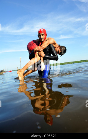 Sauveteur de la Croix-Rouge s'exercer dans la Bahia de Jiquilisco Bay, une simulation de sauvetage d'une personne se noyer, El Salvador est le pays Banque D'Images