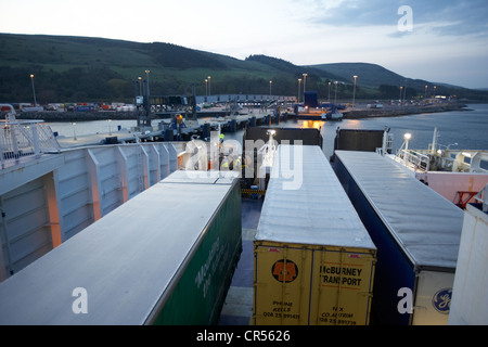 Les camions de fret sur le pont-garage du traversier moderne arrivant à cairnryan Harbour à l'aube d'Irlande Royaume-Uni Banque D'Images