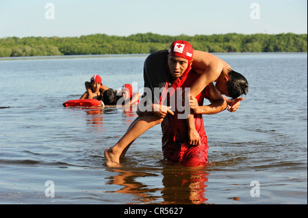 Les sauveteurs de la Croix-Rouge s'exercer dans la Bahia de Jiquilisco Bay, une simulation de sauvetage d'une personne se noyer, El Salvador est le Banque D'Images