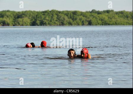 Les sauveteurs de la Croix-Rouge s'exercer dans la Bahia de Jiquilisco Bay, une simulation de sauvetage d'une personne se noyer, El Salvador est le Banque D'Images
