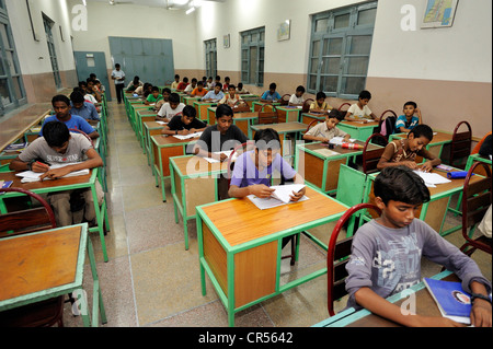 L'enseignement de l'école dans une école intermédiaire, Youhanabad, Lahore, Punjab, Pakistan, Asie Banque D'Images