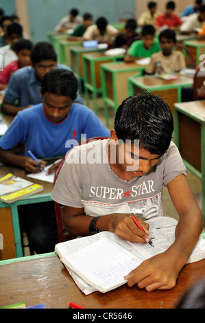 L'enseignement de l'école dans une école intermédiaire, Youhanabad, Lahore, Punjab, Pakistan, Asie Banque D'Images
