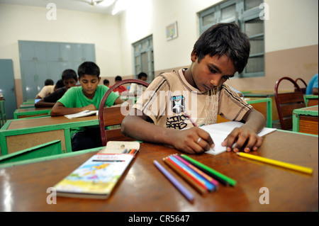 Les élèves avec des crayons de couleur, de l'école l'enseignement dans une école intermédiaire, Youhanabad, Lahore, Punjab, Pakistan Banque D'Images