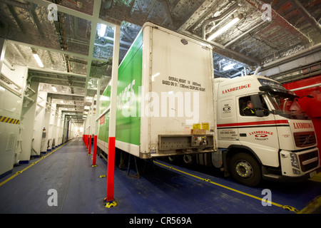 Conteneurs à marchandises sur le pont des véhicules d'un ferry moderne dans la nuit dans le port de Belfast Irlande du Nord uk Banque D'Images