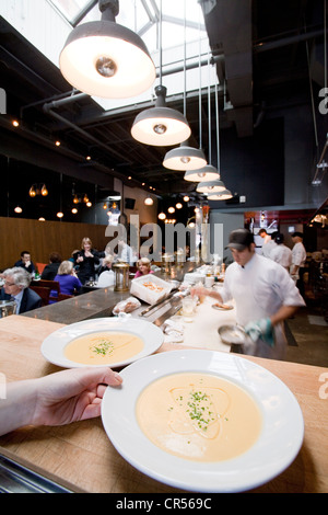 Canada, Québec, Montréal, Cité du multimédia du nouveau quartier, rue William, le restaurant local, la soupe Banque D'Images