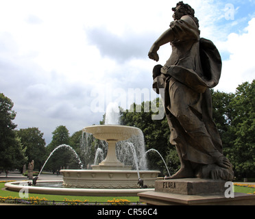 Une statue et une fontaine dans le jardin Saxon, Varsovie, Mazovie, Pologne, Europe Banque D'Images