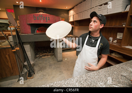 Canada Province de Québec District de Montréal la Petite Italie Bottega Pizzeria pizzaiolo fait sa pizza en face du four Banque D'Images