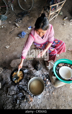 Femme, 31 ans, la préparation de repas dans une cuisine simple, communauté autochtone de la Curvita, dans la langue de l'Indiens Wichí : Banque D'Images