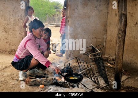 Femme, 31 ans, la préparation de repas dans une cuisine simple, communauté autochtone de la Curvita, dans la langue de l'Indiens Wichí : Banque D'Images