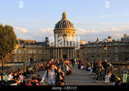 France, Paris, Pont des arts et la coupole de l'Institut de France Banque D'Images