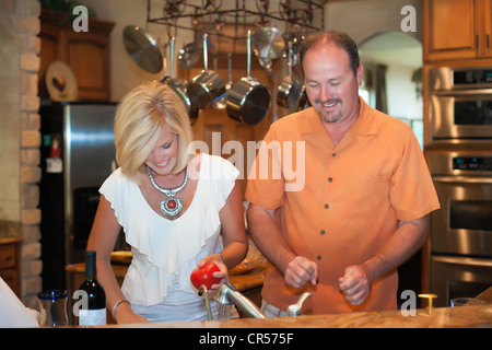 Couple marié dans la cuisine de leur bon accueil Banque D'Images