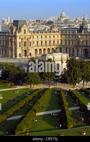 France, Paris, le Jardin des Tuileries en face de l'Arc du Carrousel et le Louvre Banque D'Images