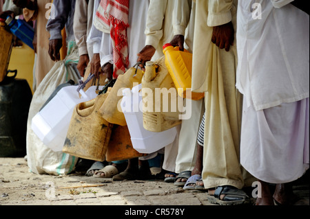 Organisation de bienfaisance la distribution du carburant pour alimenter les pompes à moteur diesel qui sont utilisés pour aider à remplir les canaux d'irrigation à l'eau Banque D'Images