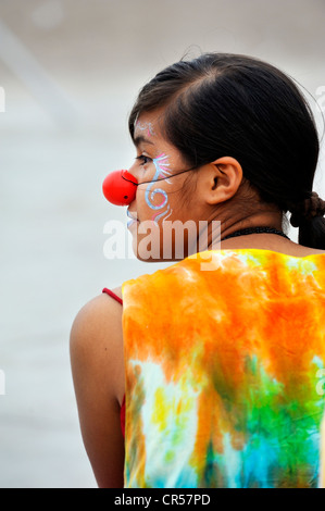 Fille avec make-up portant un nez de clown, Arena y Esteras, projet adolescents marche dans les rues déguisés en street Banque D'Images