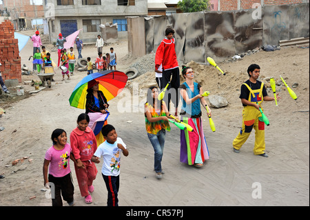 Arena y Esteras, projet adolescents marche dans les rues déguisés en artistes de rue, appelant l'ensemble des enfants Banque D'Images