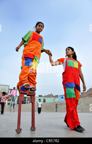 Fille, 10 ans, marche sur des échasses, Arena y Esteras, projet adolescents marche dans les rues déguisés en artistes de rue, Banque D'Images