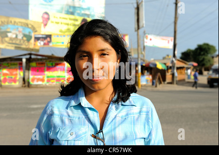 Portrait d'une jeune femme avec les fonctionnalités, Pachacamac, Lima, Pérou, Amérique du Sud Banque D'Images