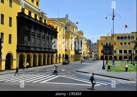 L'Hôtel de ville à la Plaza Mayor et la Plaza de Armas, Lima, Site du patrimoine mondial de l'UNESCO, le Pérou, Amérique du Sud Banque D'Images