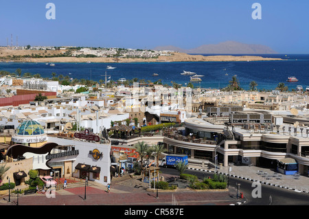 L'Égypte, la péninsule du Sinaï, Sharm el Sheikh Naama Bay, quartier touristique, Naama Centre Mall à gauche Banque D'Images