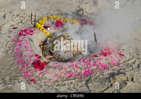 L'encens ; fire est souvent partie de la récitation du Sadhu livres saints dans la matinée, Allahabad, Uttar Pradesh, Inde, Asie Banque D'Images