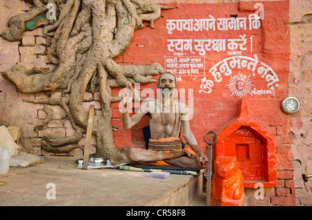 Sadhu, saint homme, assis, l'accueil au les ghats de Varanasi, Uttar Pradesh, Inde, Asie Banque D'Images