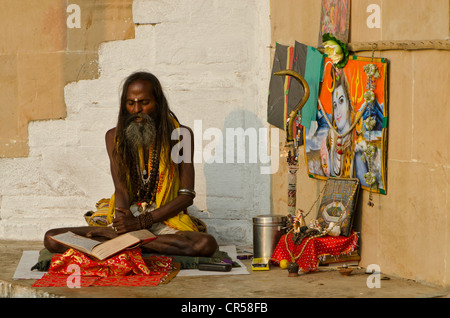 Le chant de la réciter Sadhu livres saints dans les ghats de Varanasi le matin, de l'Uttar Pradesh, Inde, Asie Banque D'Images