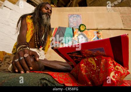 Le chant de la réciter Sadhu livres saints dans les ghats de Varanasi le matin, de l'Uttar Pradesh, Inde, Asie Banque D'Images