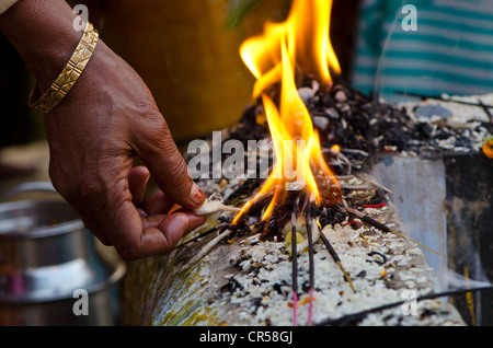 Il est effectué à des rituels les ghats de Varanasi, Uttar Pradesh, Inde, Asie Banque D'Images