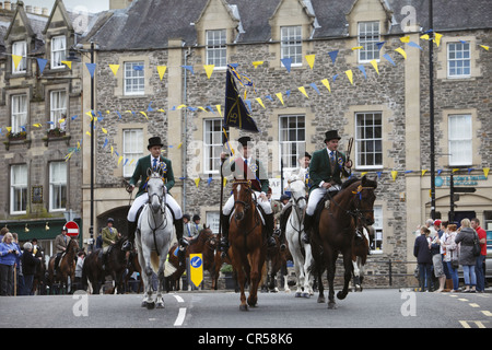 Le Cornet et ses partisans ride sur leur procession autour de la ville au cours de Hawick Common-Riding dans la ville frontière, Ecosse Banque D'Images