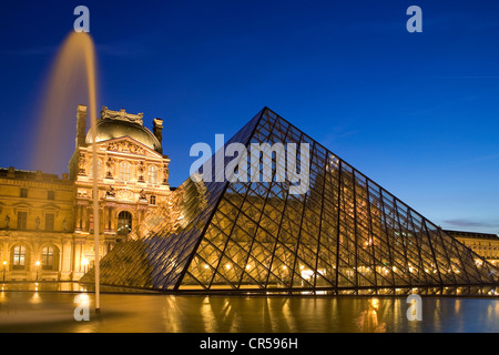 France, Paris, la pyramide du Louvre par l'architecte Ieoh Ming Pei Banque D'Images